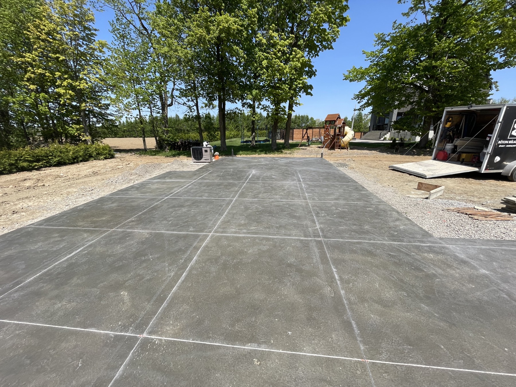 Grande dalle de béton extérieure fraîchement coulée