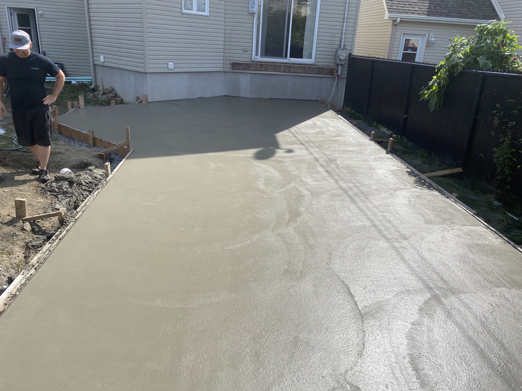 Finition d'une dalle de béton en cours de coulée