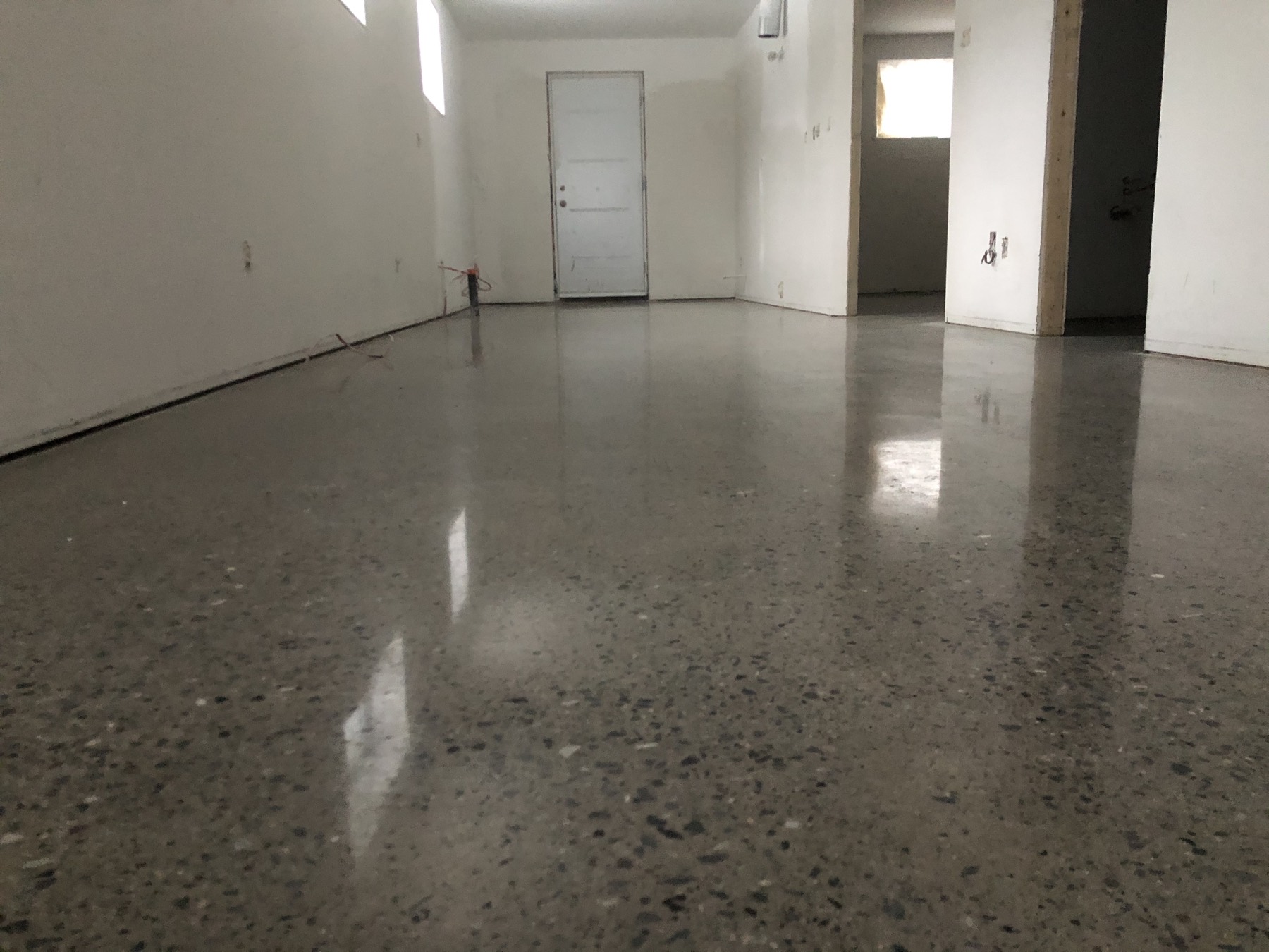 Grande pièce lumineuse avec plancher de béton poli brillant